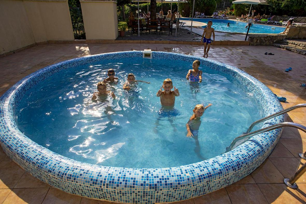 Hotel Naslada بالشيك المظهر الخارجي الصورة